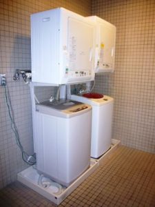 介護施設の医務室・設備室に置かれた医療用機器と収納キャビネット
