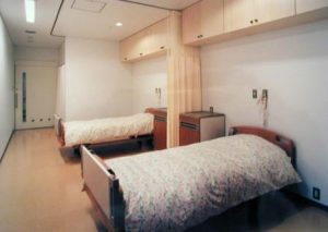 2床の個室。ベッド2台と収納が配置されたシンプルな居室空間。