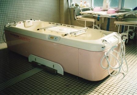 介護施設の機械浴槽。入浴が困難な利用者向けの設備。